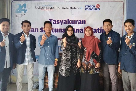 Mengasah Keterampilan Jurnalistik, 8 Mahasiswa FAUD Praktikum di Radar Madura Sampang