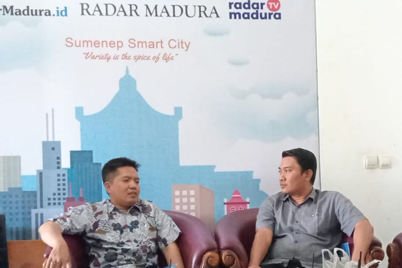 Mantapkan Keterampilan Jurnalistik, DPL Menyerahkan Mahasiswa FAUD Magang di JPRM Sumenep